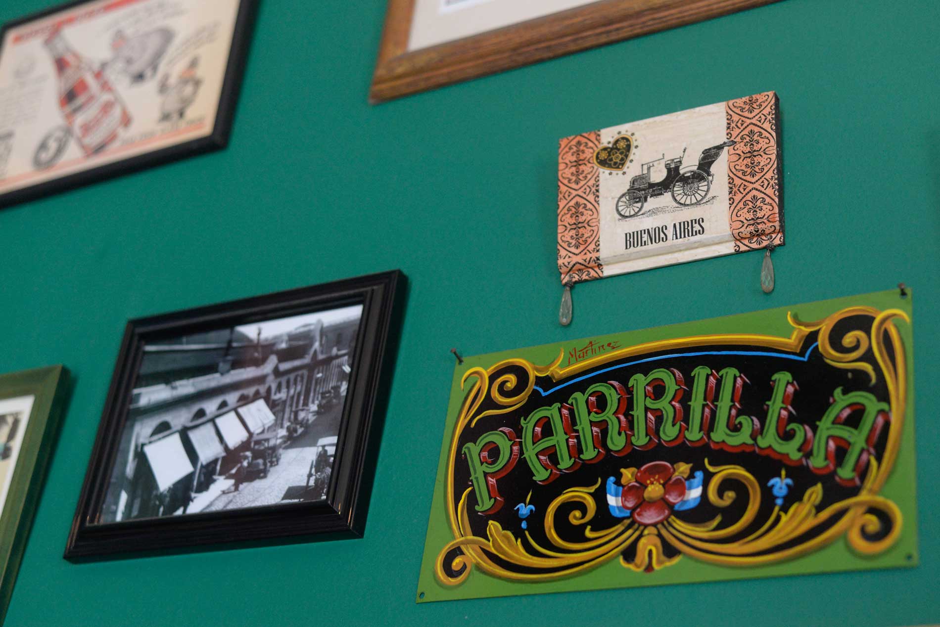 Carteles de parrilla y fotografías argentinas en las paredes del restaurante