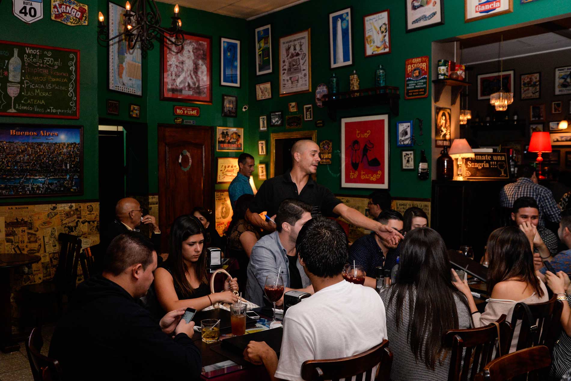 Comensales comparten un encuentro en el restaurante