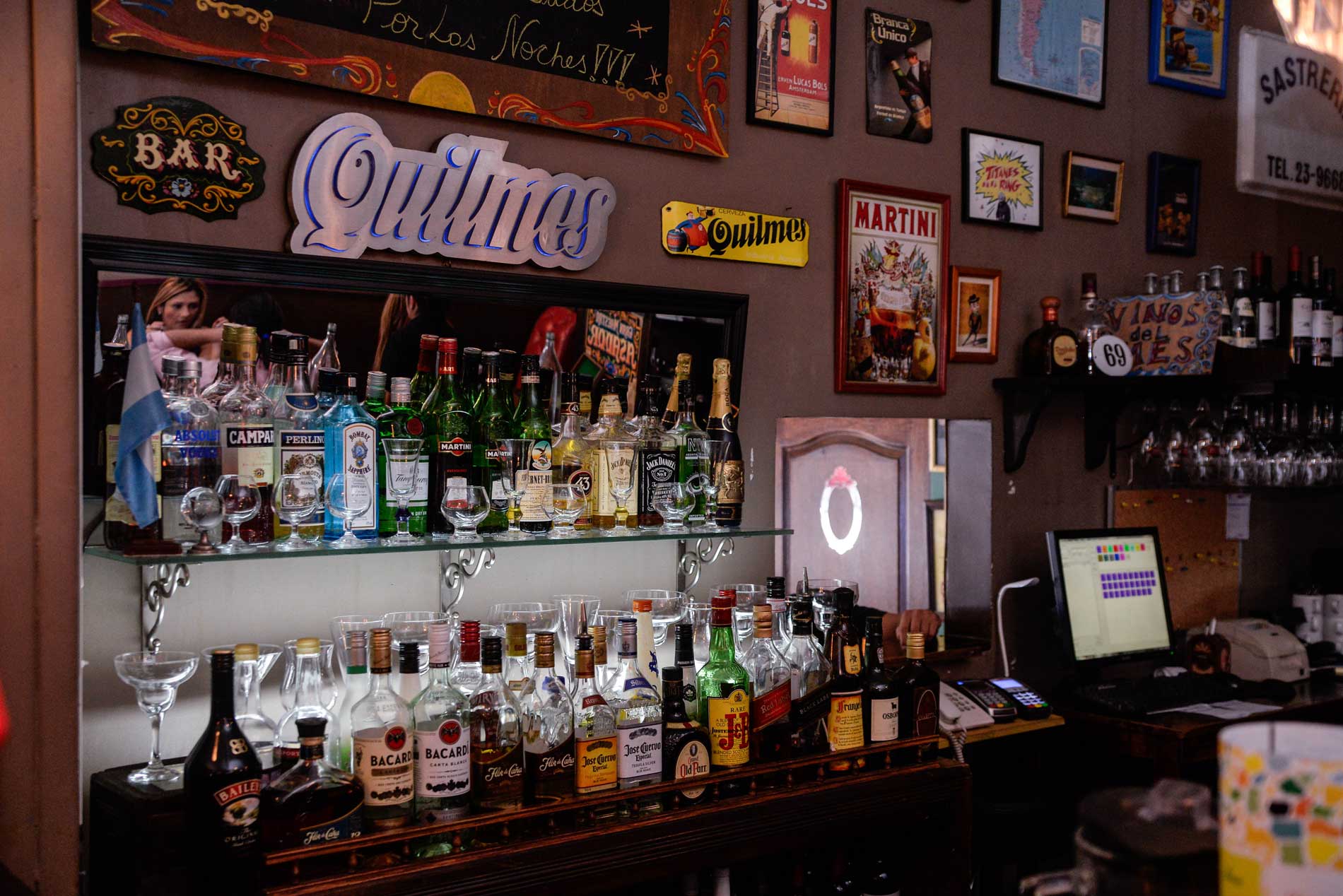 Bar del restaurante Aquí Es, rodeado de botellas y recuerdos argentinos
