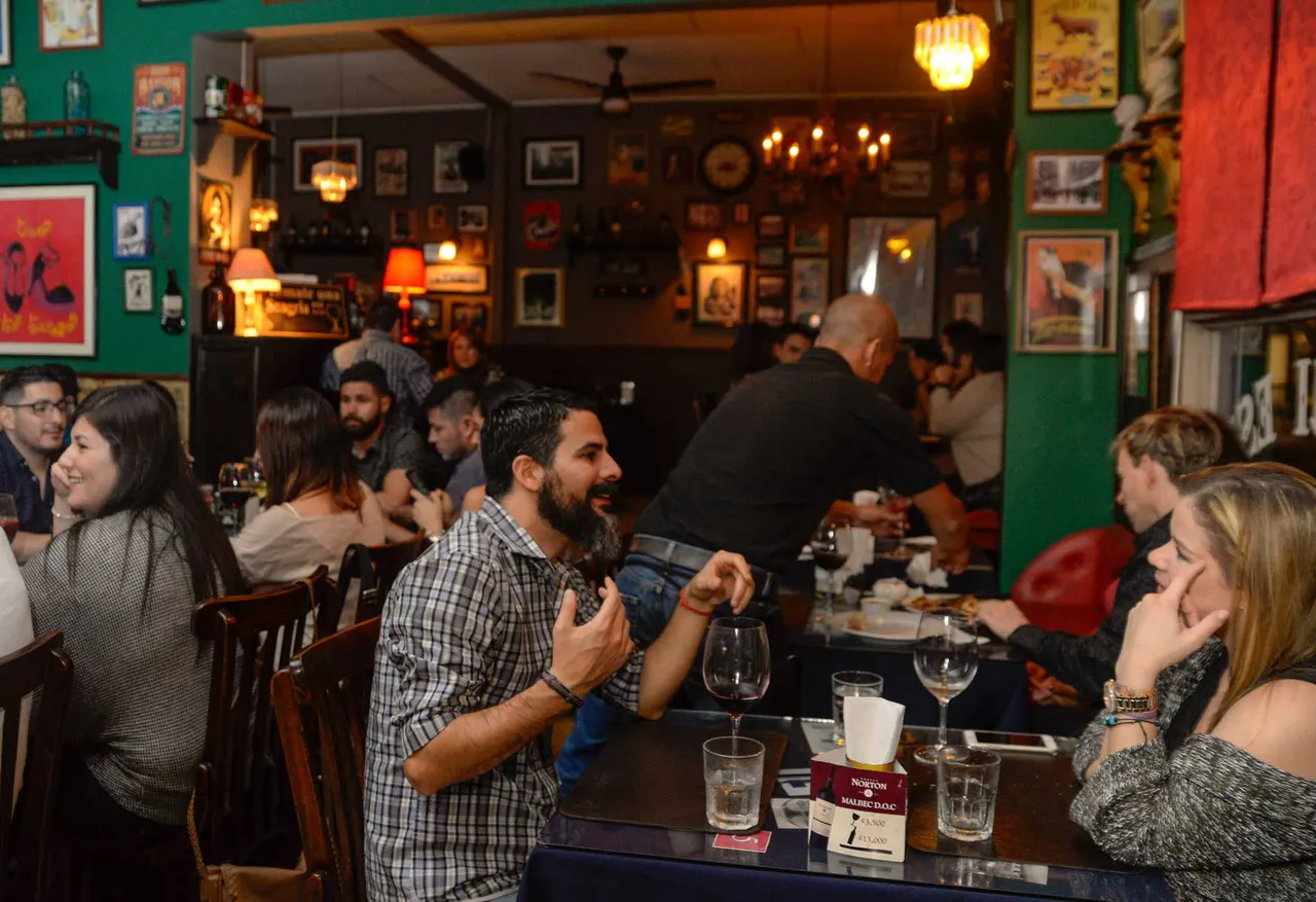 Encuentro de comensales alrededor de las mesas del salón