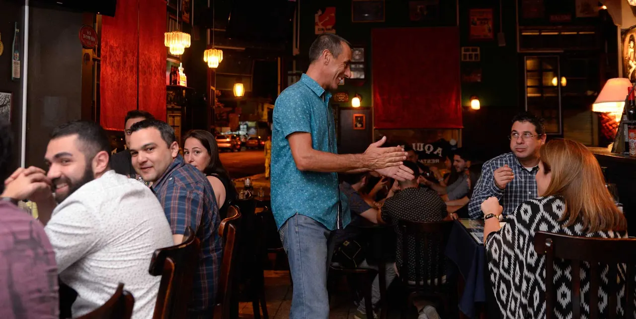 Atención a una mesa en el salón del restaurante