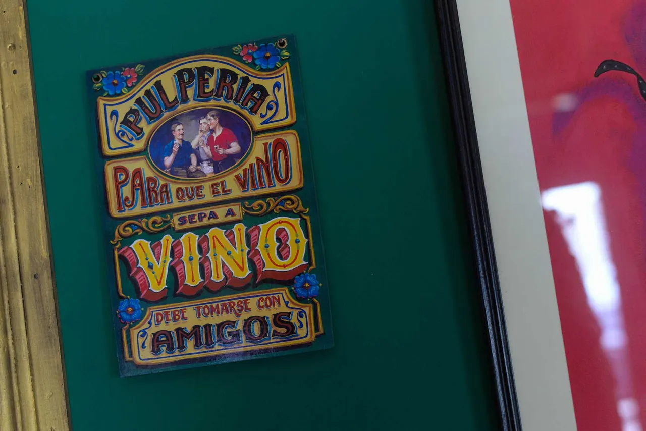 Cartel decorativo de vino y amigos sobre una pared verde