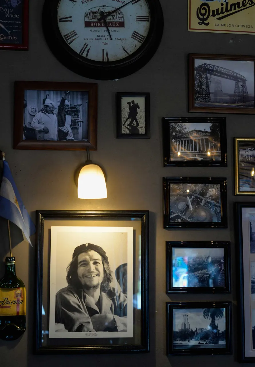 Retratos y fotografías enmarcadas en el salón