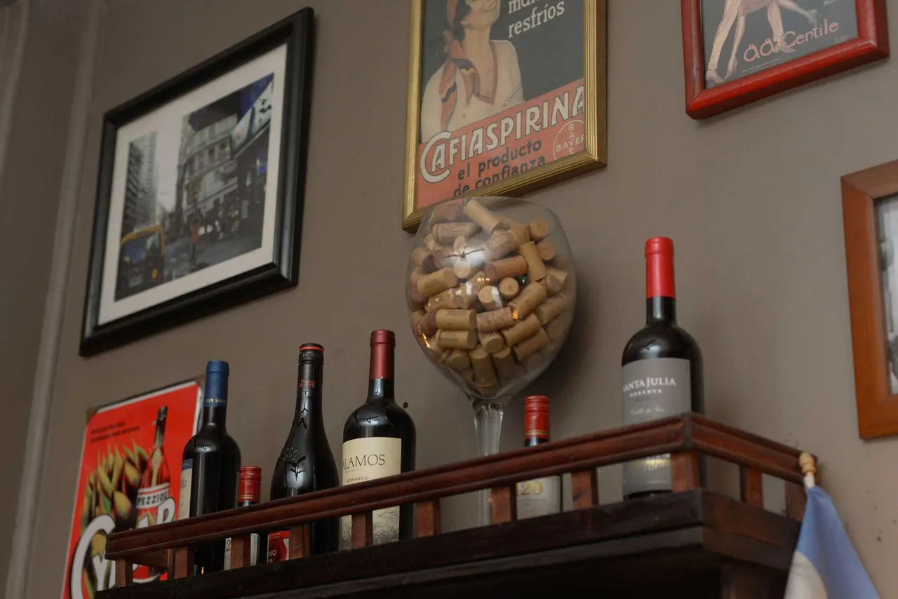 Botellas y copas en un estante del restaurante