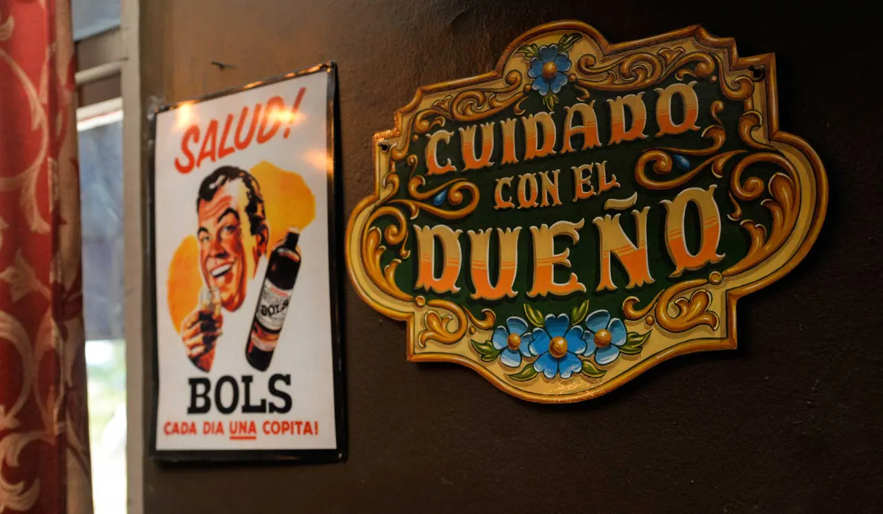 Carteles de época y recuerdos de la decoración