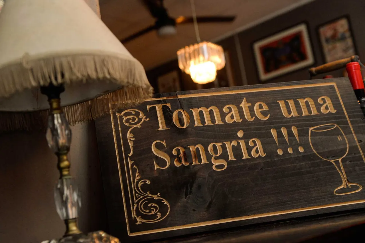 Cartel decorativo de sangría junto a una lámpara