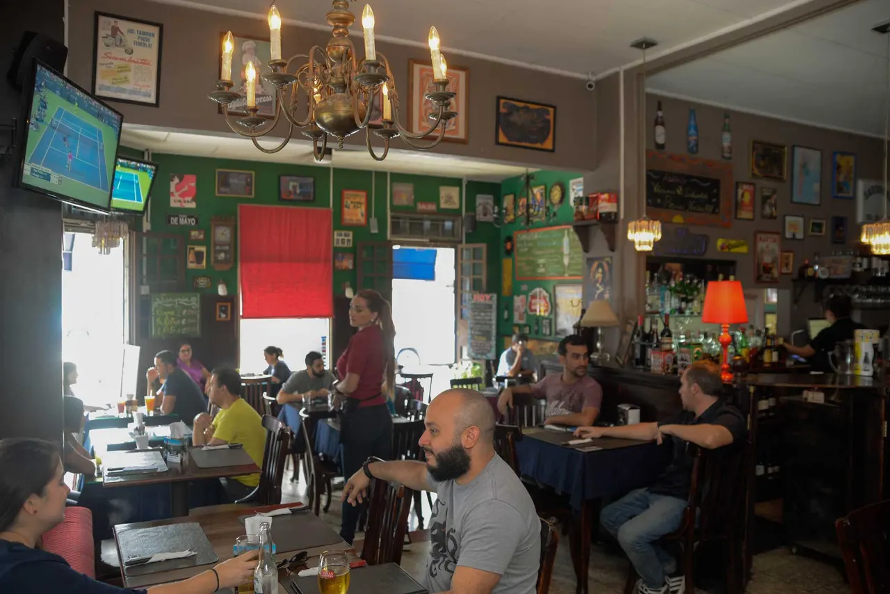 Mesas y sillas del salón con paredes llenas de recuerdos