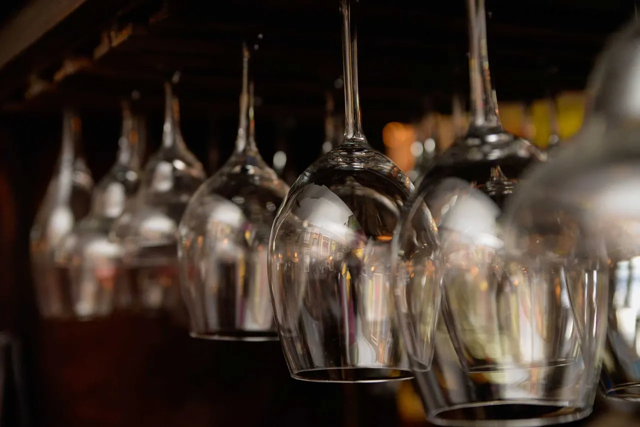 Copas guardadas sobre la barra del restaurante