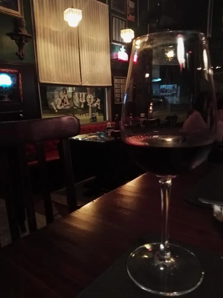 Copa sobre una mesa en un rincón del salón