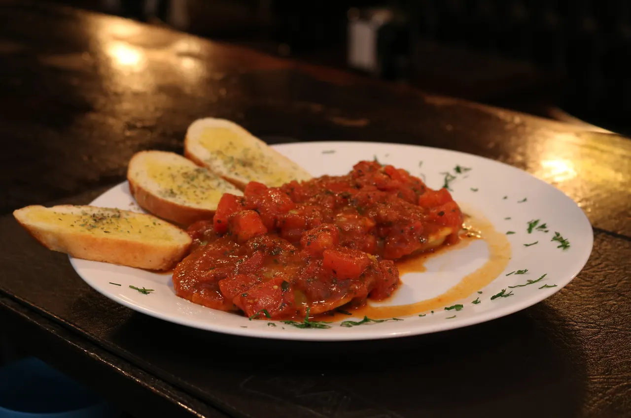 Plato de cocina argentina servido con salsa de tomate