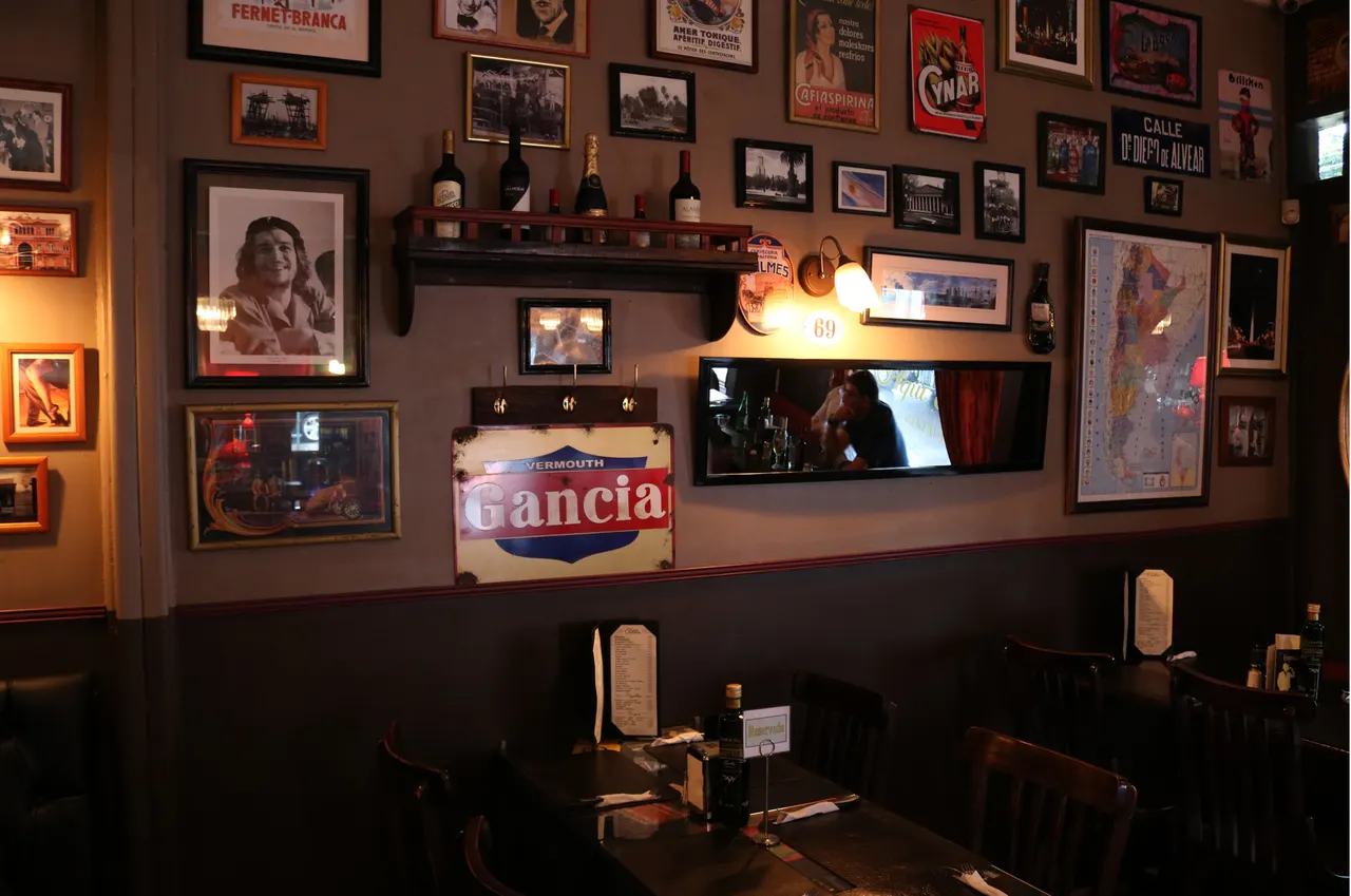Pared del salón con fotografías y recuerdos argentinos
