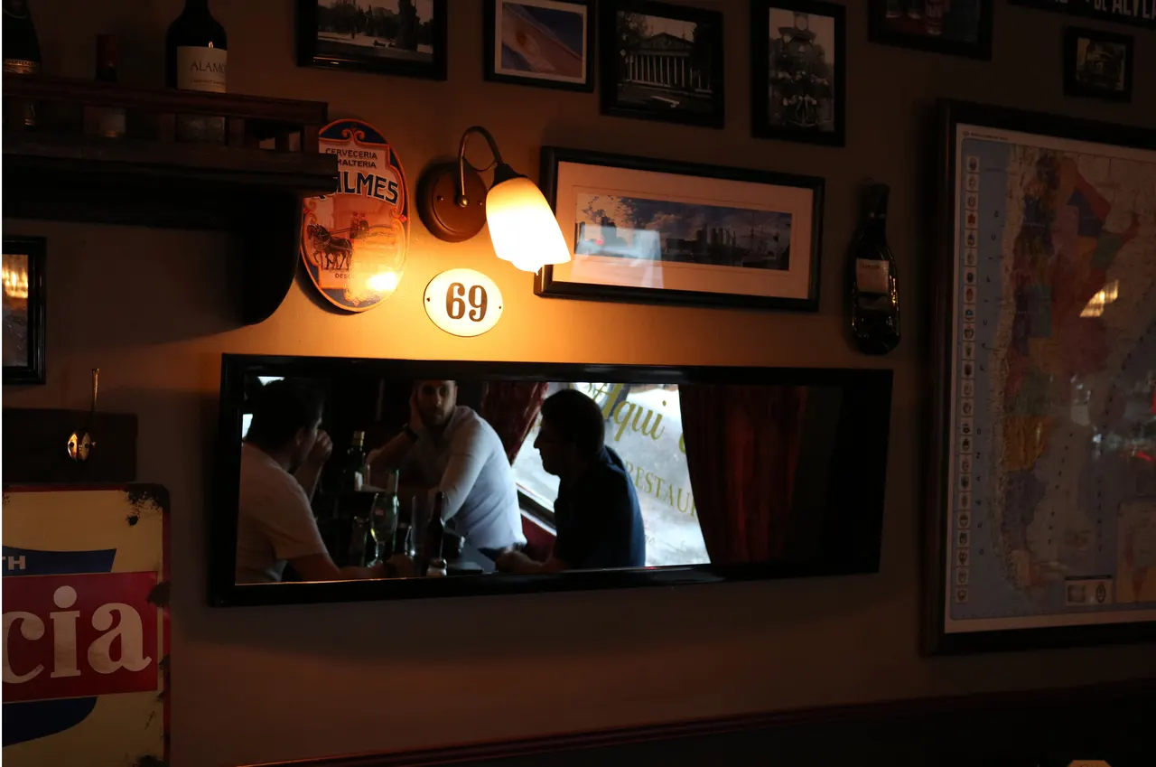 Ventana interior entre la barra y la cocina