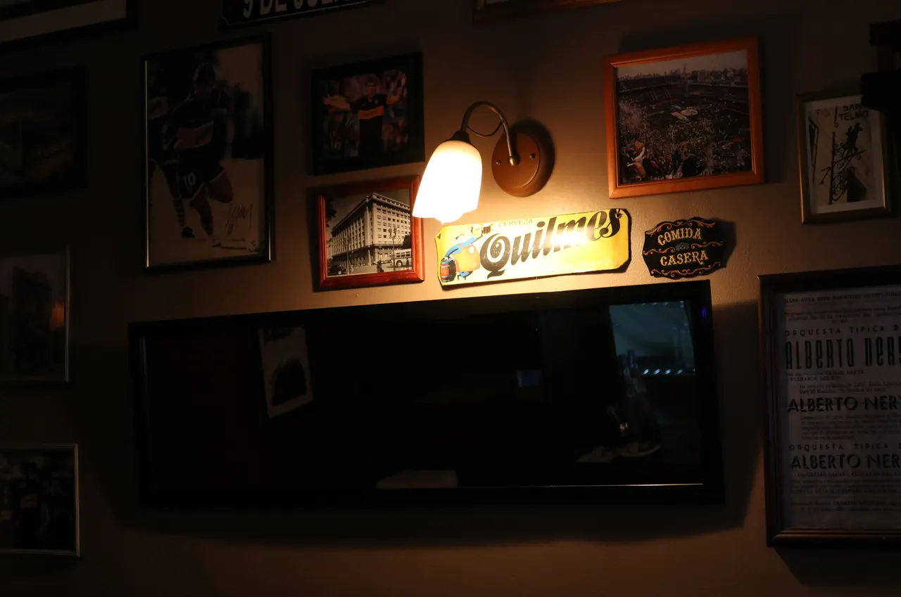 Recuerdos y carteles sobre la ventana interior de la cocina