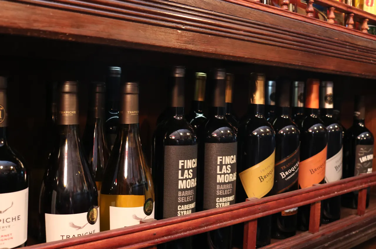 Botellas de vino alineadas en un estante