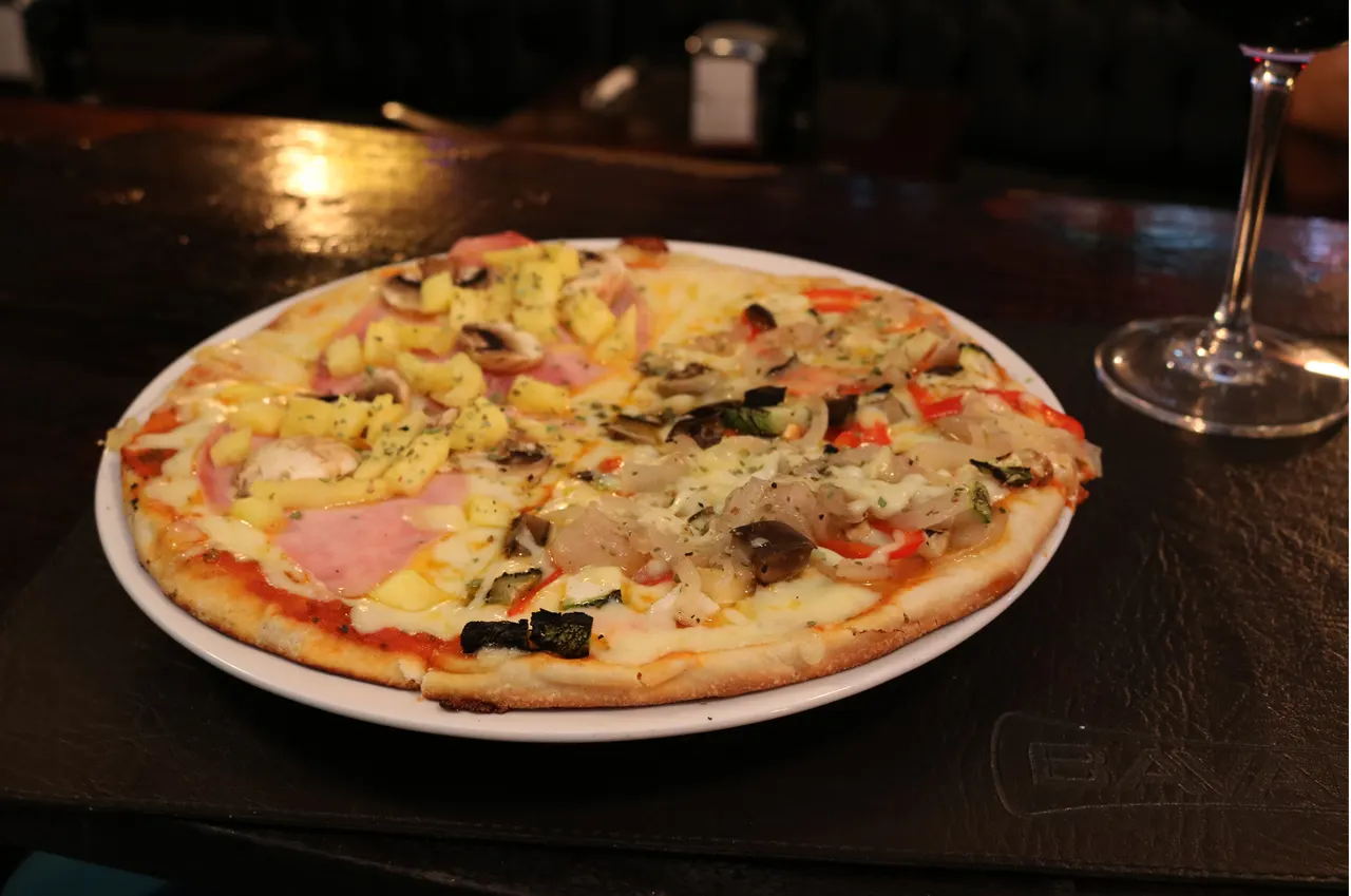 Pizza servida en una mesa del restaurante