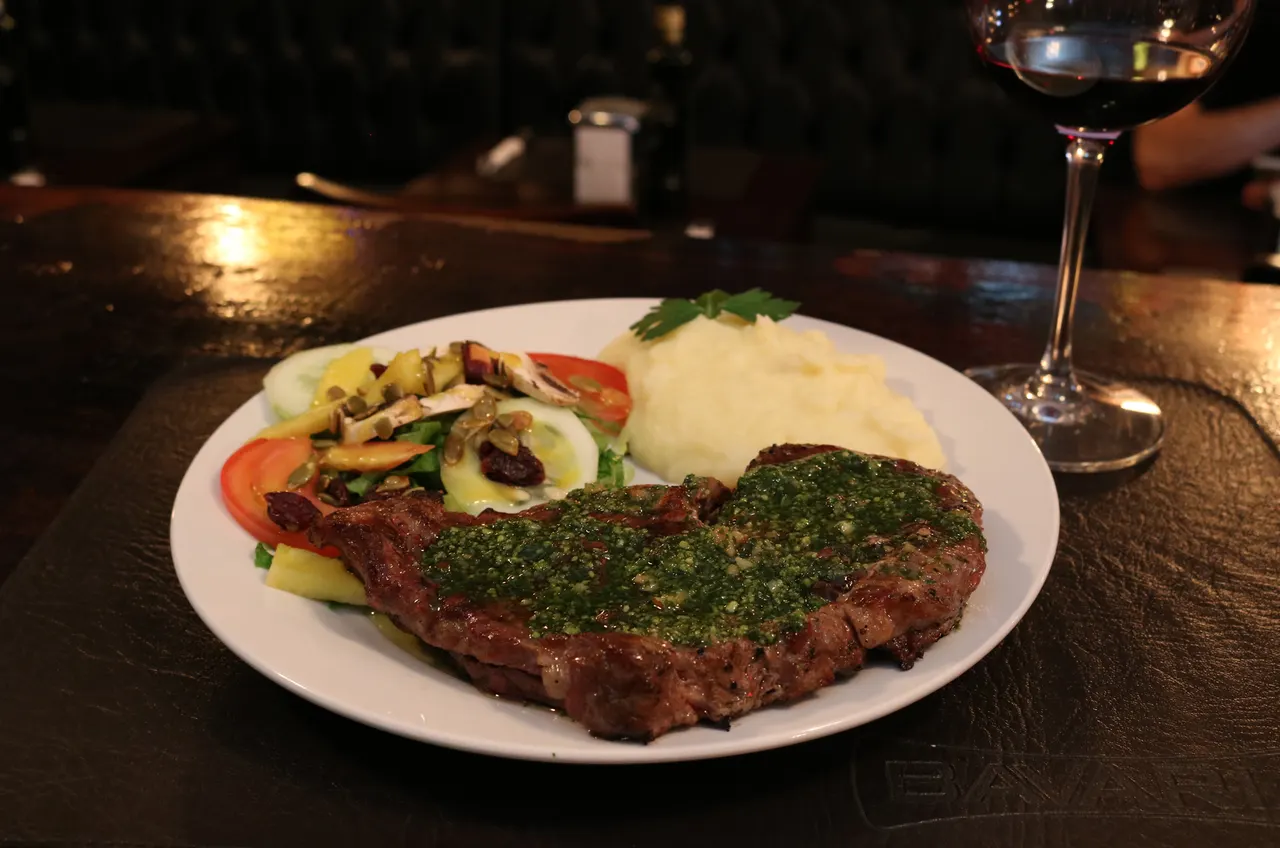 Corte de carne acompañado de arroz y ensalada
