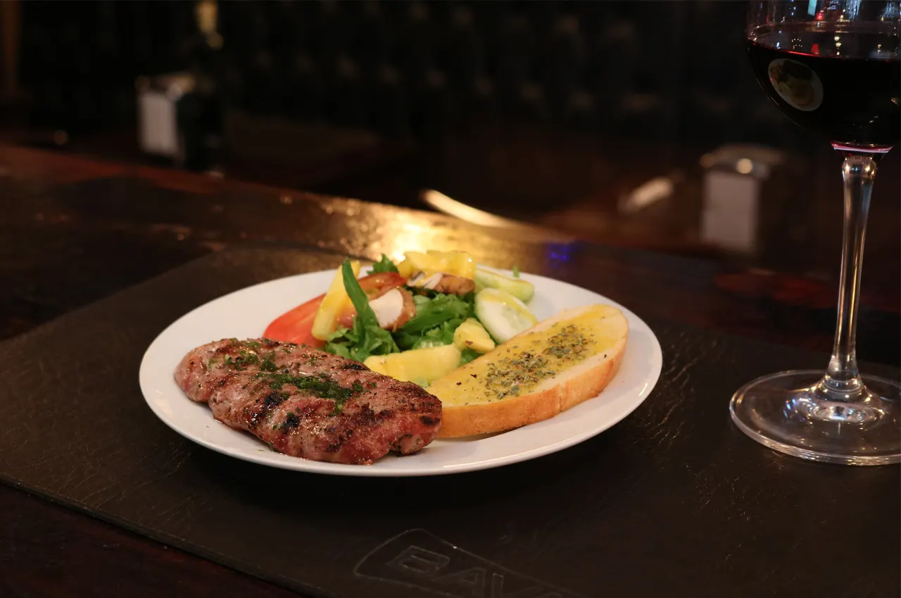 Plato de carne con guarniciones sobre una mesa