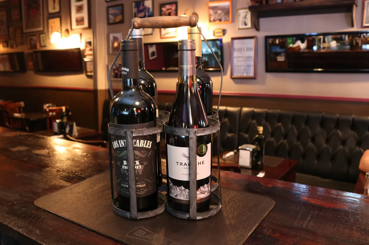 Botella de vino y copas sobre una mesa del restaurante