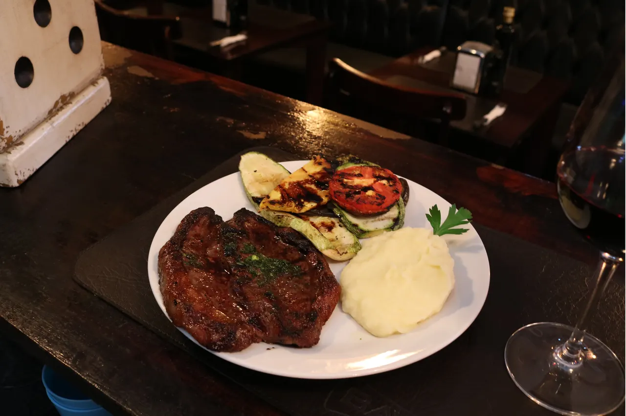Plato de carne con puré y vegetales