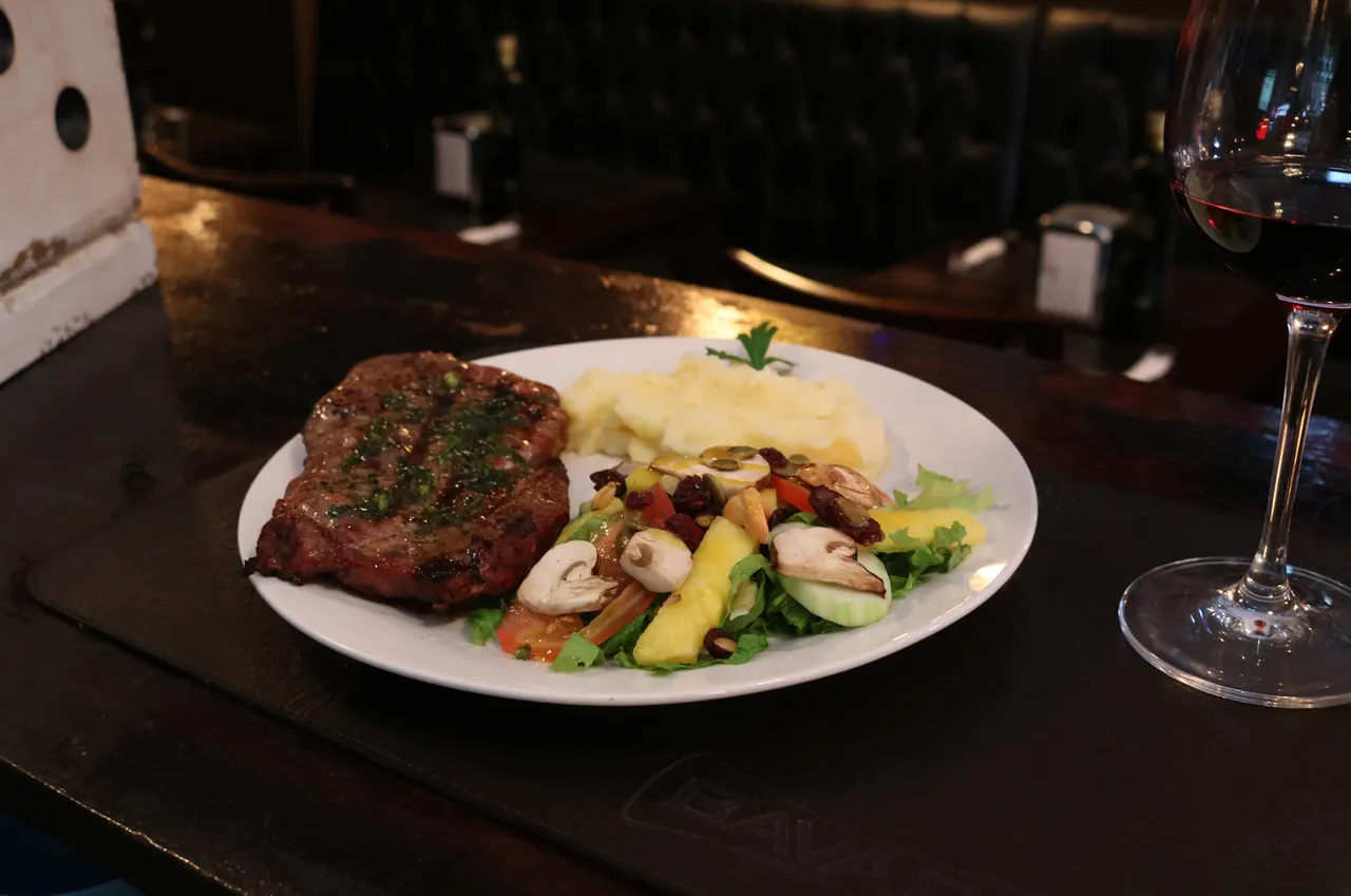 Corte a la parrilla con ensalada y guarnición