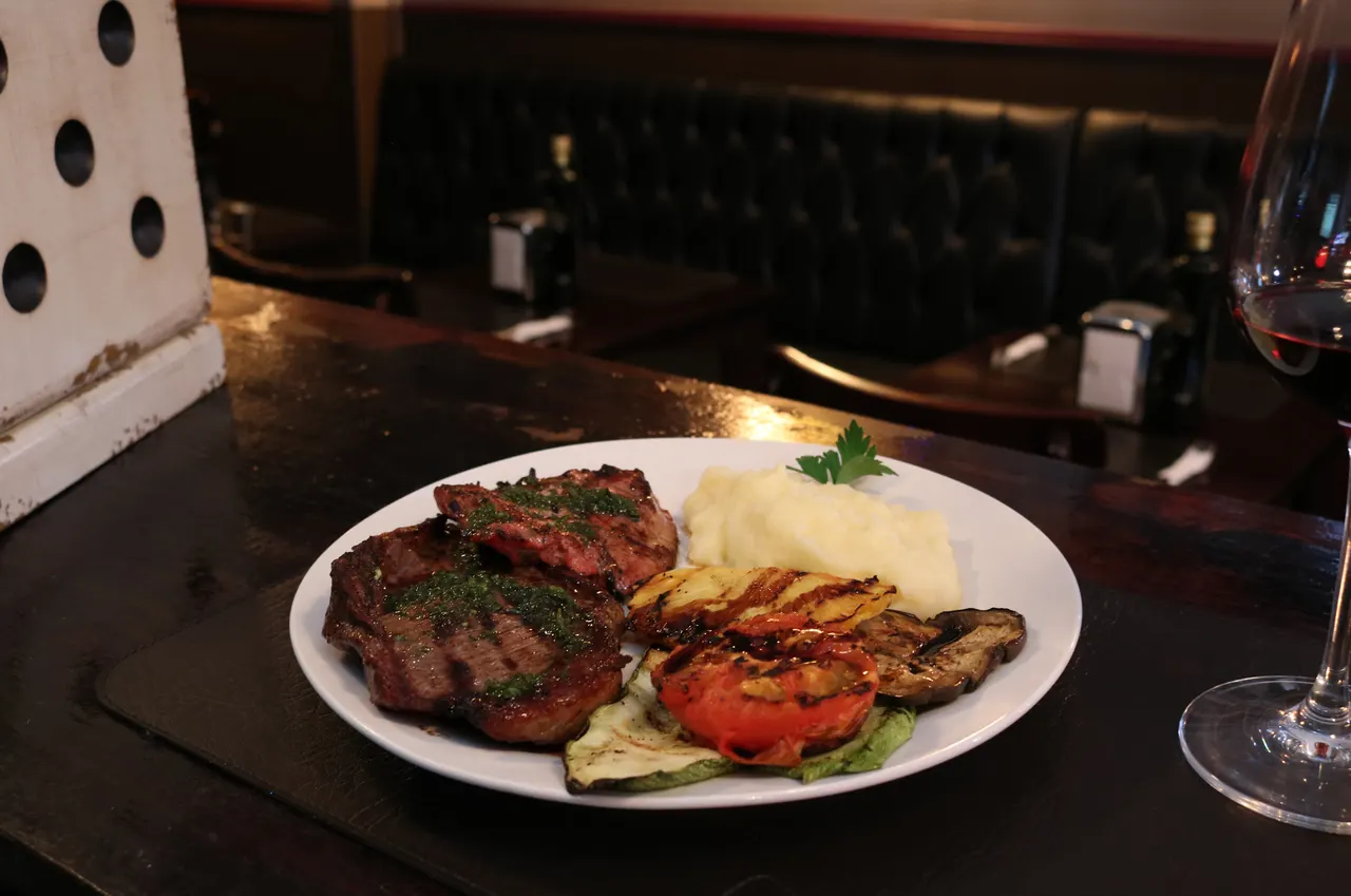 Carne a la parrilla acompañada de vegetales