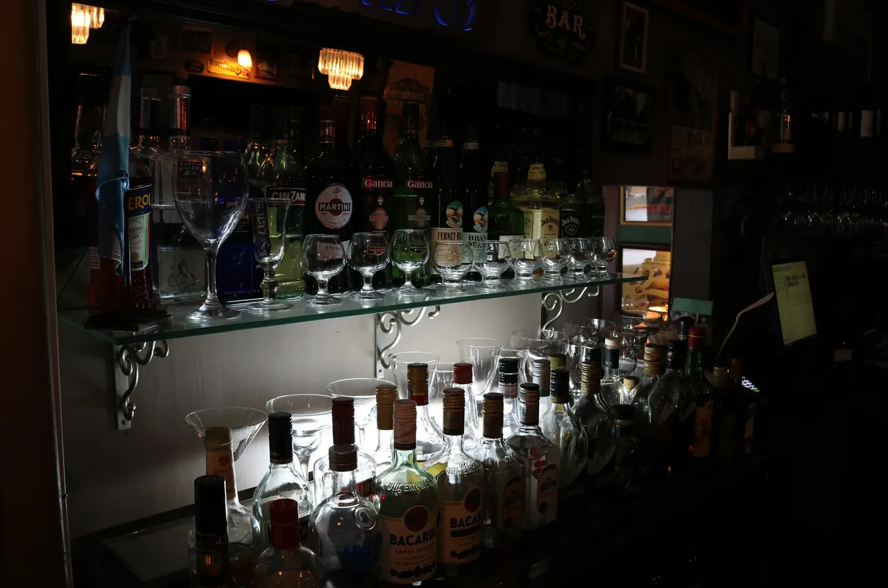 Botellas y copas sobre el mostrador del bar