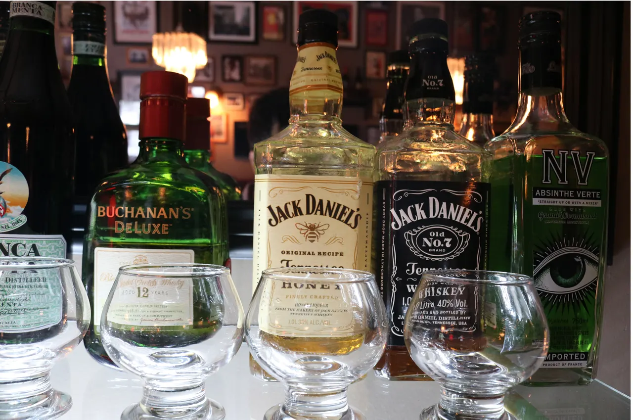 Selección de botellas de bebidas en la barra