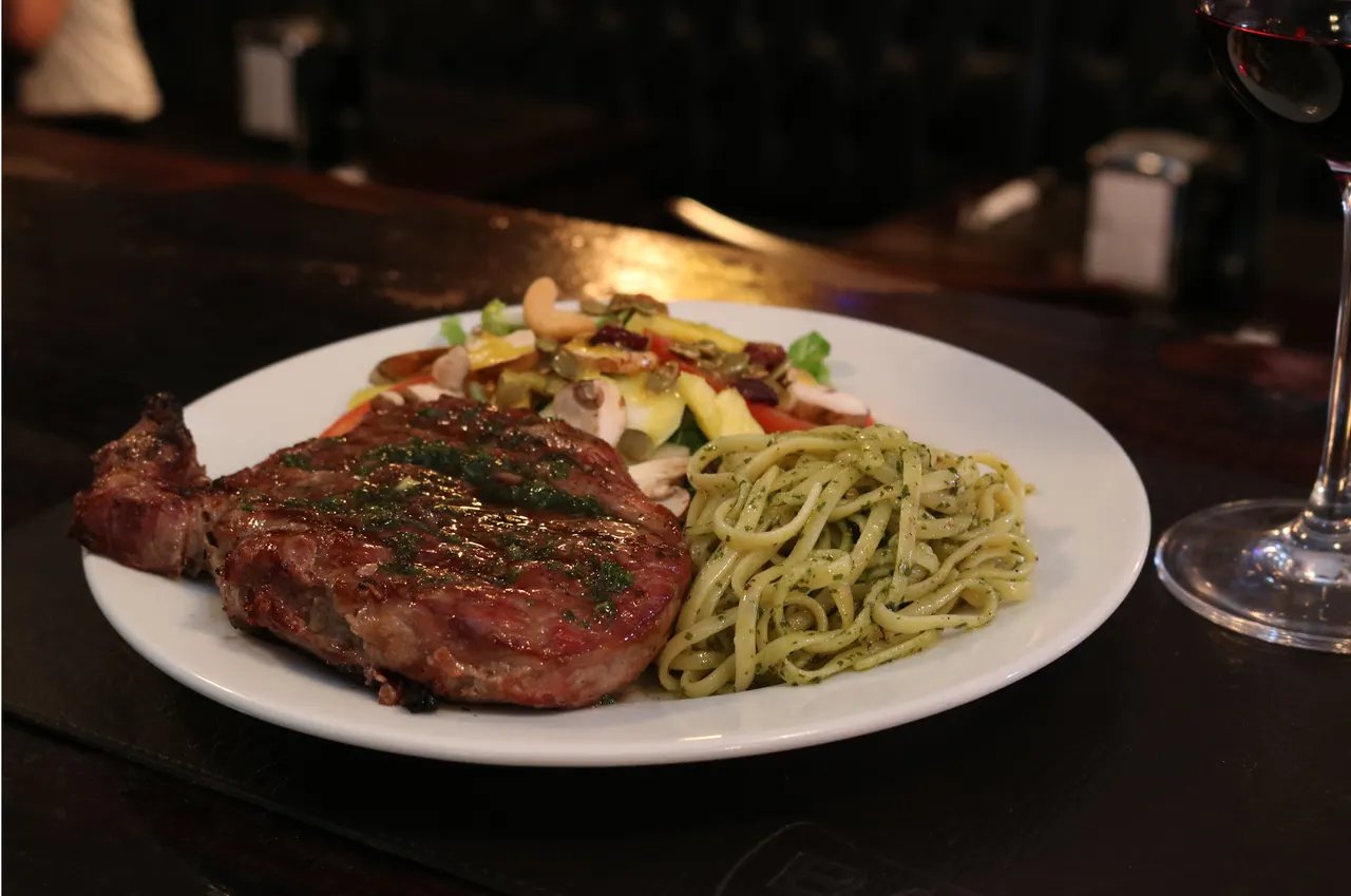 Carne a la parrilla servida con pasta