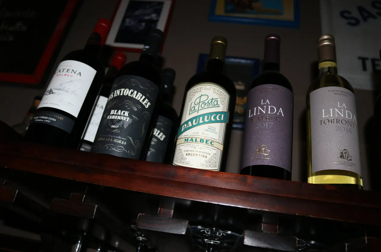 Botellas de vino dispuestas en un estante