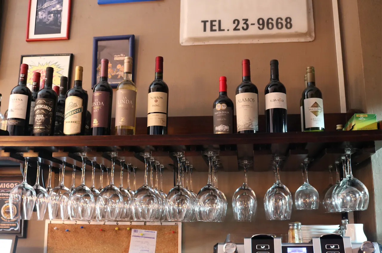 Botellas de vino y copas en el salón