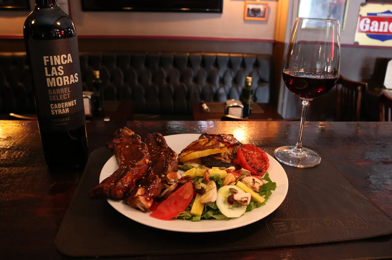 Plato de carne con vegetales y guarniciones