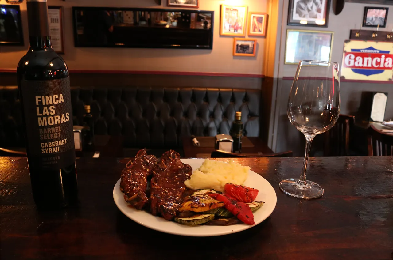 Corte de carne con puré y guarniciones