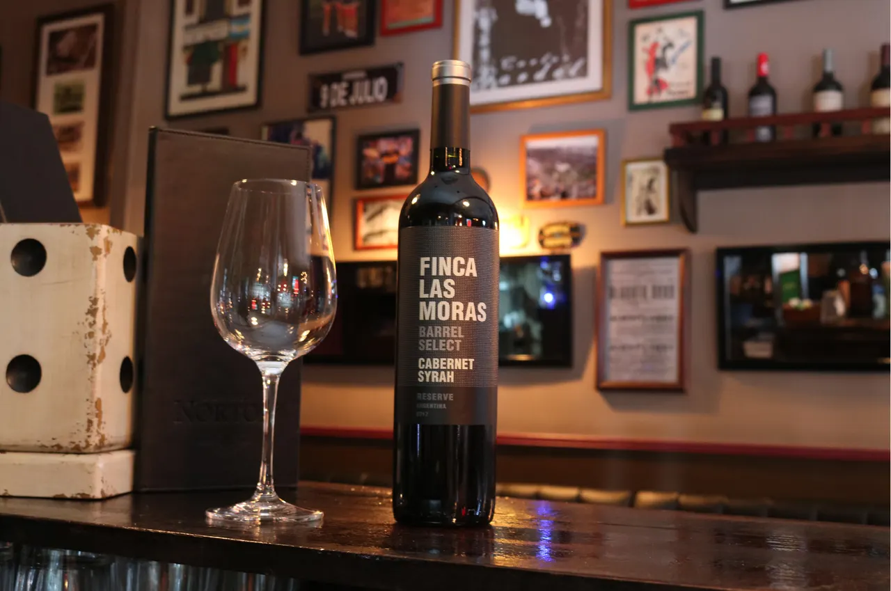 Botella de vino y copa en una mesa del restaurante