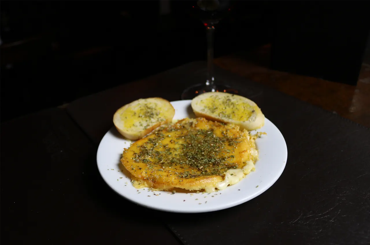 Plato de arroz servido con rodajas de limón