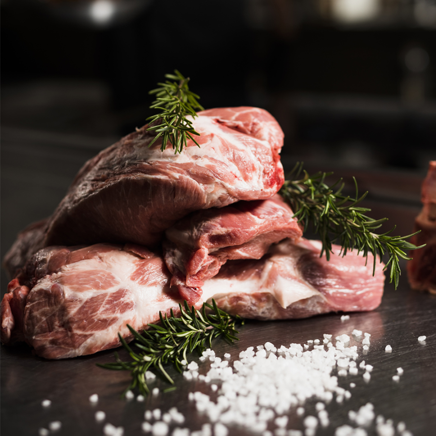 Cortes de carne con romero y sal gruesa, listos para la parrilla