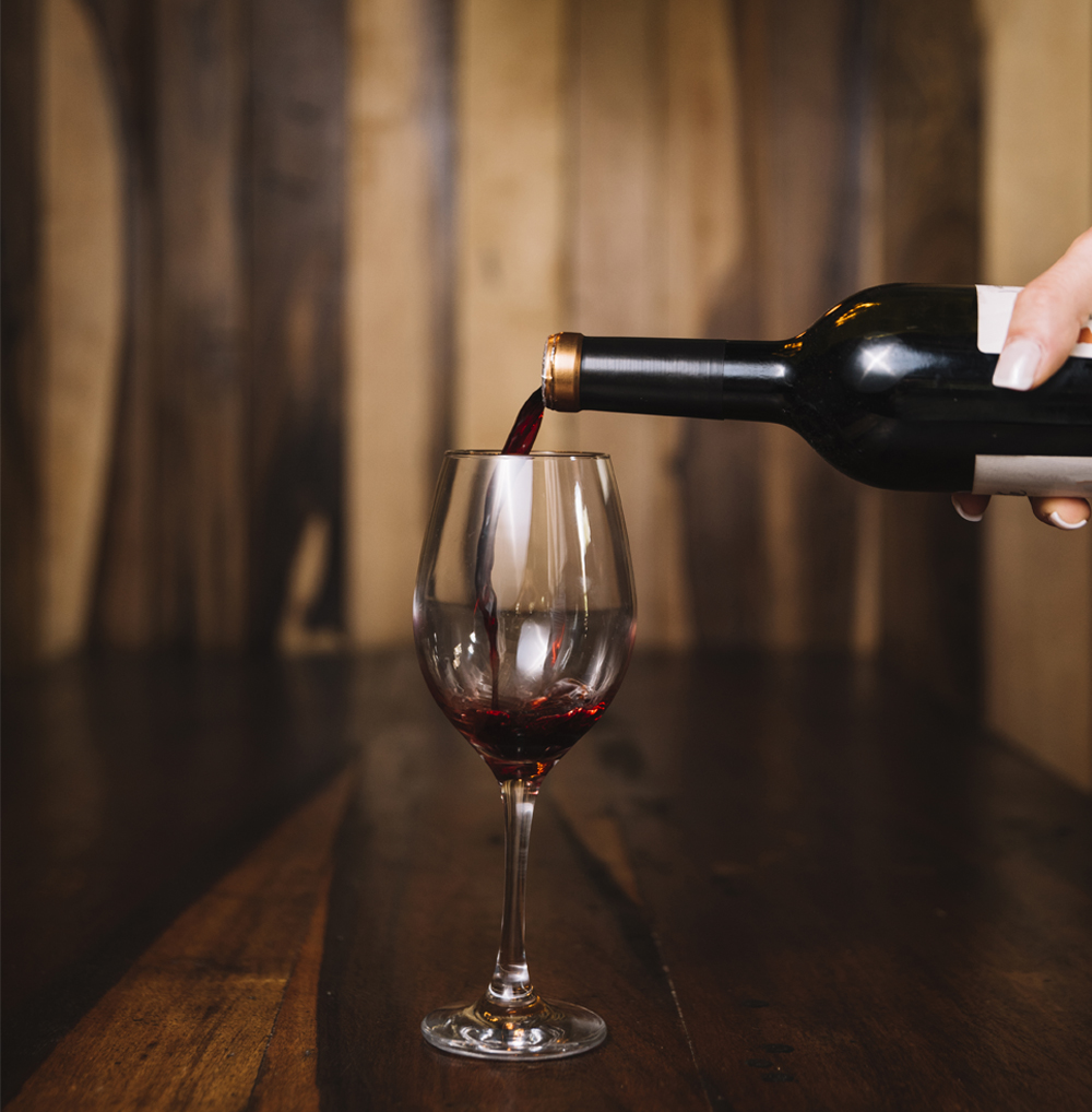 Vino tinto y copas para acompañar la comida